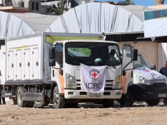 Trump paralajmëron Hamasin, ndërsa Izraeli merr trupat e pengjeve të vrarë. Palestinezët presin identifikimin e viktimave