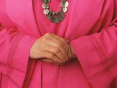 Ministrja virtuale Diella me 6 gishta. Plas gallata në rrjet. Qytetarët: presim të bëhet me 3 c*ca