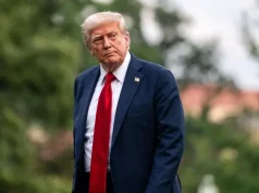 Trump ‘shpërthen’ ndaj Kinës: Tarifë 100% për çdo import kinez