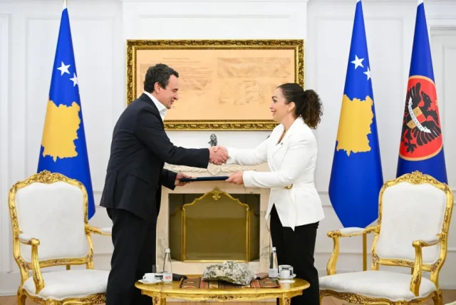 668987_Presidentja-Osmani-mandaton-z.-Albin-Kurti-per-formimin-e-Qeverise-se-Republikes-se-Kosoves-1