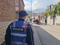 Rëndohet bilanci nga zjarri në Maliq – humbin jetën nëna dhe djali 14-vjeçar, vajza e vogël në gjendje kritike