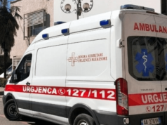 Aksidenti në aksin “Kosmaç – Vau i Dejës”/ Humbi kontrollin e mjetit dhe u përplas me murin rrethues të një banese, ja si paraqitet gjendja e 17-vjeçarit