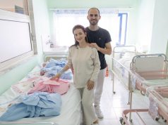 Nëna sjell në jetë katërnjakë me shtatzëni natyrale