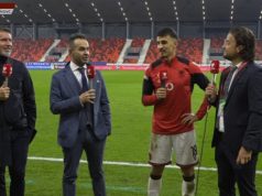 “A jemi live a?” Gazetari dhe futbollistët “shajnë” Serbinë brenda në stadiumin e Leskovcit