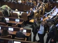 Pamje/ Tensione në parlamentin izraelit: Një person tenton të ndërpresë fjalën e Trump, ndërhyn sigurimi