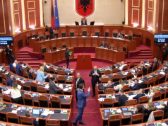 Opozita braktis parlamentin pas rrëzimit të kërkesës për dy komisione hetimore