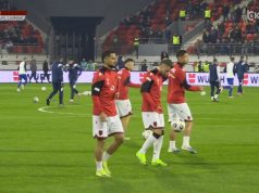 Publikohet formacioni zyrtar i Shqipërisë. Kuqezinjtë zbresin në fushë dhe fërshëllehen nga tifozët e paktë serbë në stadium
