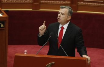Balla denoncon djegien e mbetjeve nga bashkia në Kavajë: Krim mjedisor dhe rrezik për zjarre
