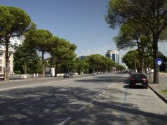 Tirana edhe sot e bllokuar