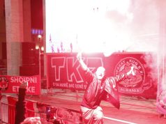 Pamjet/ Çmenduri në Tiranë: Fishekzjarrë, goma të djegura dhe kaos gëzimi pas fitores së Shqipërisë në Serbi