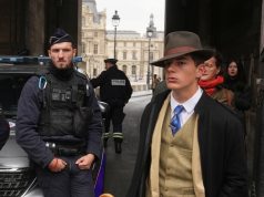 Si një kenë filmash/ Fotoja që pushtoi internetin: Kush është burri misterioz që shfaqet pas grabitjes spektakolare në Louvre?