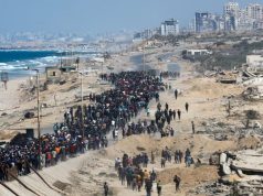 Reuters: Banorët e Gazës ecin drejt shtëpive të rrënuara ndërsa forcat izraelite tërhiqen sipas armëpushimit