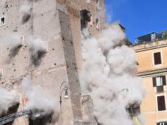 Romë: Shembet pjesë e kullës mesjetare pranë Koloseut, një punëtor nën rrënoja