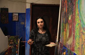 Lemja, artistja siriane e shndërron shtëpinë e saj në galeri arti në Damask