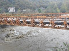 Moti i keq/ Fshati Xhyrë në izolim total, shembet këmba e urës mbi Shkumbin