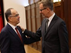 Gonzato i dorëzon Begajt Raportin Vjetor të KE-së, Presidenti thekson përkushtimin e Shqipërisë për të vijuar rrugën drejt BE-së