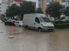 Reshjet e shiut përmbytin sërish lagjen ‘Besëlidhja’ në Lezhë, prezencë uji edhe në aksin që lidh qytetin me Shëngjin