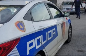 I vendosi thikën në qafë policit te “Casa Italia”, arrestohet 33-vjeçari në Tiranë. Efektivi i qarkullimit rrugor tregon momentin e sulmit: Reagova menjëherë dhe e neutralizova
