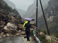 Rënia e gurëve bllokon aksin drejt Bovillës