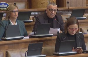 “ Lejoni simbolet tona. Duam targa dhe policët tanë në Preshevë”, deputeti shqiptar e thotë copë në parlamentin serb