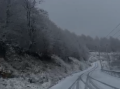 Bora zbardh aksin Librazhd–Fushë Studën, reshjet rikthejnë panoramën dimërore në zonë