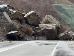 Shkëputet mali dhe bllokon rrugën/ U inagurua nga Balluku vetëm dy muaj më parë, situatë alarmante në aksin Qukës- Qafë Plloçë, kushtoi 260 mln euro