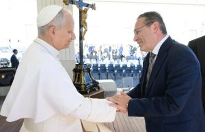 Kandidati shqiptar Muharrem Salihu në audiencë me Papën Leoni XIV në Vatikan – I kërkon Selisë së Shenjtë njohjen e Kosovës