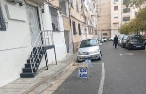 Mbaron “privatizimi” i rrugëve: Bashkia heq bidonat, karriget dhe pengesat për parkim