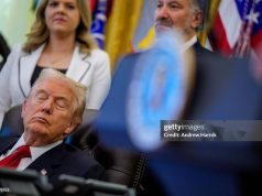 Karma në aksion: Trump dremit gjatë konferencës në Shtëpinë e Bardhë, pasi tallte Biden “gjumashin”