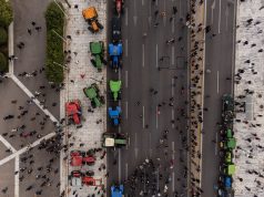 Fermerët në Greqi bllokojnë autostradat, përplasje me policinë dhe tre arrestime – protestat pritet të zgjasin deri më 5 dhjetor