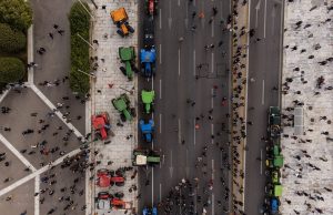Fermerët në Greqi bllokojnë autostradat, përplasje me policinë dhe tre arrestime – protestat pritet të zgjasin deri më 5 dhjetor