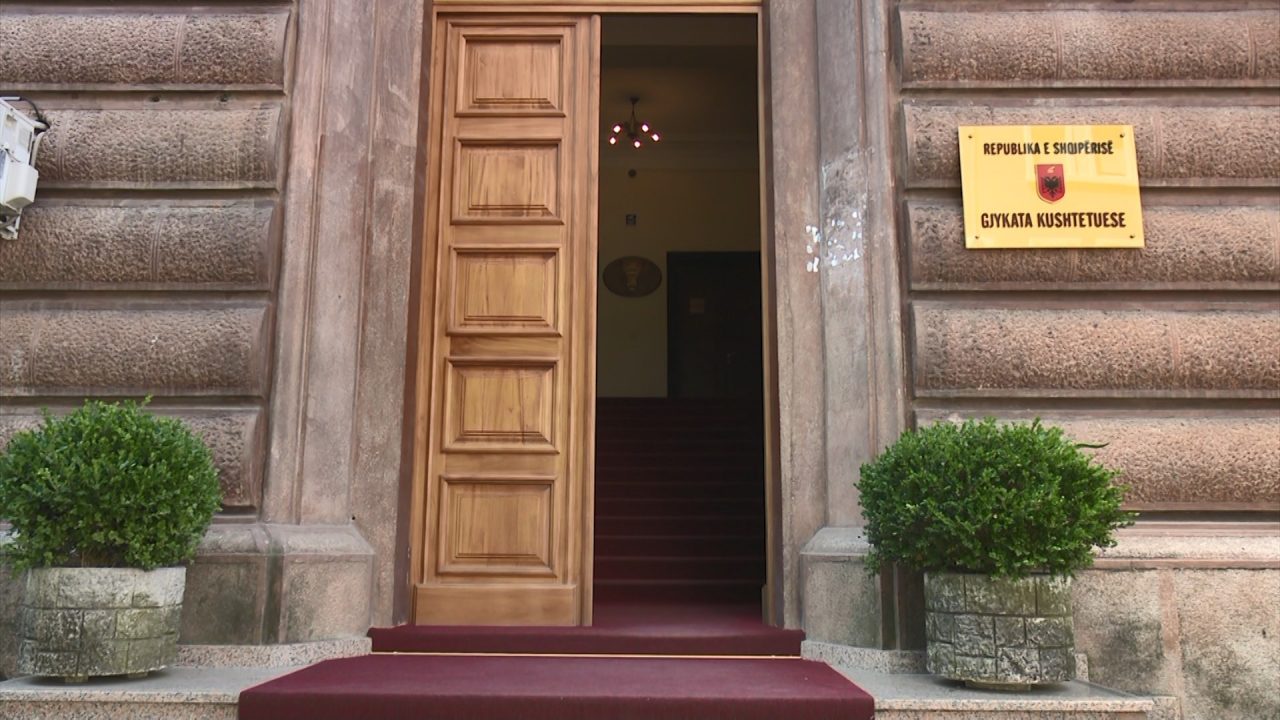 Përplasje për pagat e magjistratëve  Kushtetuesja i përgjigjet debatit  Vendimi ynë është përfundimtar dhe i detyrueshëm
