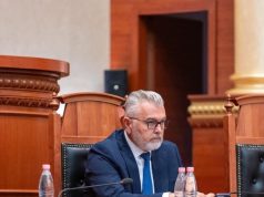 Toni Gogu përplaset në Kuvend me ish-kryeministrin Sali Berisha: “Zotëria i 21 Janarit ka diskriminuar, vrarë dhe torturuar vetëm pse ishin socialistë”