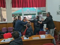 VIDEO/ Plas në Këshillin Bashkiak të Pogradecit! Sherr i dhunshëm, këshilltari përleshet me qytetarin në sallë