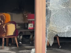 Digjet mobilieria në Vlorë – Autori i maskuar thyen xhamin me çekiç, hedh benzinën dhe arratiset