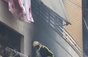 Pamjet/ Zjarr në një apartament në Astir, forcat zjarrfikëse nxjerrin fëmijët nga ballkoni