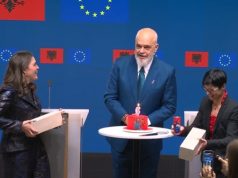 Pamjet/ Festë me tortë kuqezi, verë shqiptare dhe Cola me shqiponjë në Bruksel për çeljen e grupkapitullit të fundit me BE