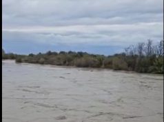 Vjosa del nga shtrati në Mifol, përmbyten 3 banesa – rritet rreziku nga reshjet e pritshme