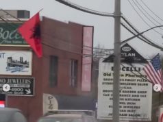 Pamjet/ Bebe Rexha ndan videon: Rruga e mbushur me flamuj kuqezi në Staten Island