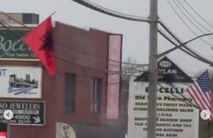 Pamjet/ Bebe Rexha ndan videon: Rruga e mbushur me flamuj kuqezi në Staten Island