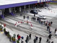 Pamjet/ “Mirë se Vini” në Shqipëri me këngë e valle. Në çdo pikë kufitare sot ka festë