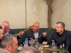 Video/ Taulant Balla këndon ‘Mora fjalë’ me rapsodët kuksianë në mes të Londrës për Ditën e Pavarësisë dhe ditëlindjen e Adem Jashari