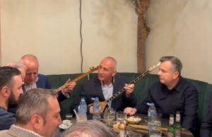 Video/ Taulant Balla këndon ‘Mora fjalë’ me rapsodët kuksianë në mes të Londrës për Ditën e Pavarësisë dhe ditëlindjen e Adem Jashari