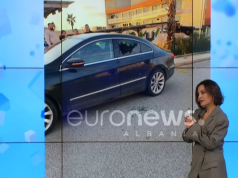 Plumbat goditën edhe makinën e një të riu që priste nënën në Rinas