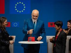 Pamjet/ Festë me tortë kuqezi, verë shqiptare dhe Cola me shqiponjë në Bruksel për çeljen e grupkapitullit të fundit me BE