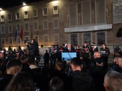 “Para pallatit të krimit shtetëror” – Berisha shpërthen në protestën para Kryeministrisë: “Brenda janë sulltani dhe sulltanesha, Edvini dhe Lubina”