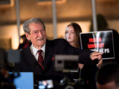 “Para pallatit të krimit shtetëror” – Berisha shpërthen në protestën para Kryeministrisë: “Brenda janë sulltani dhe sulltanesha, Edvini dhe Lubija”