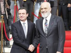 FOTOLAJM- U pajtuan te varrimi i Nanos, Edi Rama dhe Albin Kurti shtrëngojnë duart, të buzëqeshur sot në Tiranë