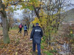 Zhduket e moshuara në Devoll, dyshohet se e ka marrë rrjedha e ujit