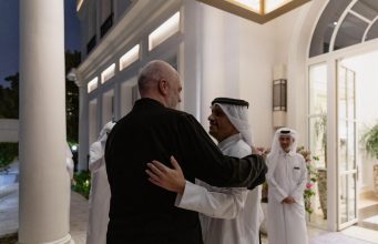 Rama mbërrin në Katar, pritet nga homologu i tij, Sheikh Mohammad bin Abdulrahman bin Jassim Al Thani (Video)